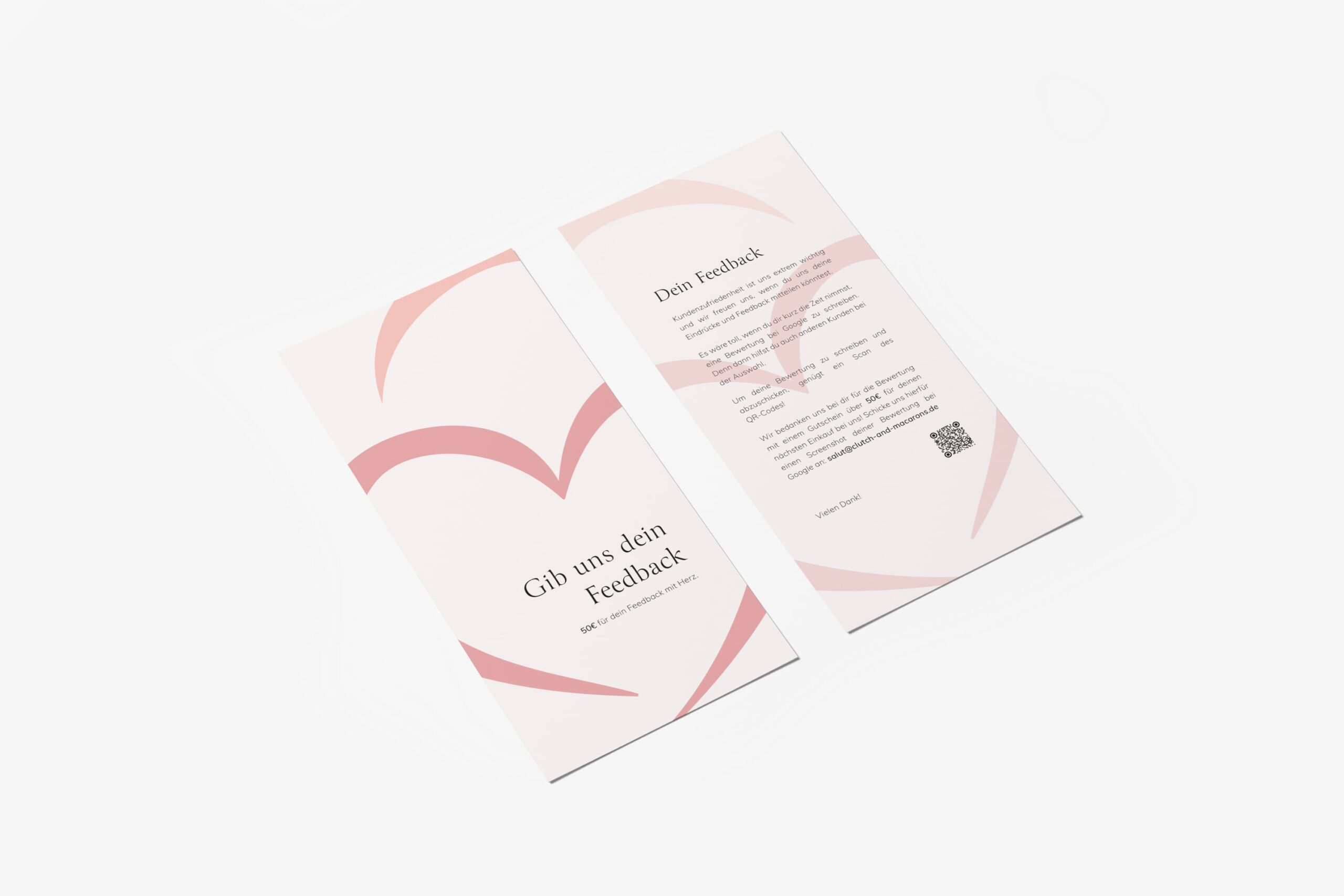 Zwei minimalistische Feedback-Karten mit eleganter Typografie und Herz-Design von Clutch & Macarons. Kunden werden eingeladen, ihre Erfahrungen mit Secondhand-Designerhandtaschen zu teilen.