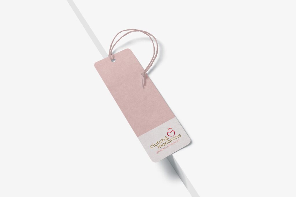 Hochwertiges Hangtag von Clutch & Macarons in sanften Beige- und Rosétönen. Designed für nachhaltiges Secondhand-Luxus-Shopping und die stilvolle Präsentation von Designer-Handtaschen.