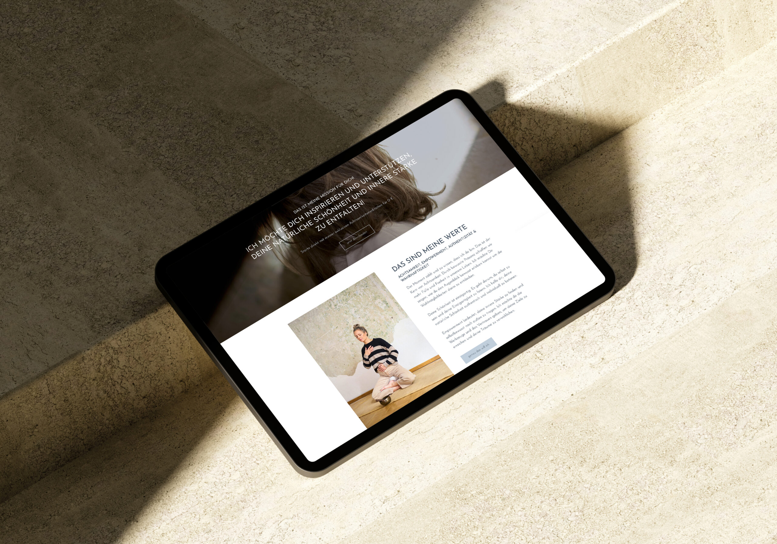 Tablet mit geöffneter Website von Beyond Make-Up, die Achtsamkeits-Coaching, ganzheitliche Schönheit und Mindful Beauty vermittelt. Das Bild zeigt Daniela Madaus bei einer Meditationsübung.