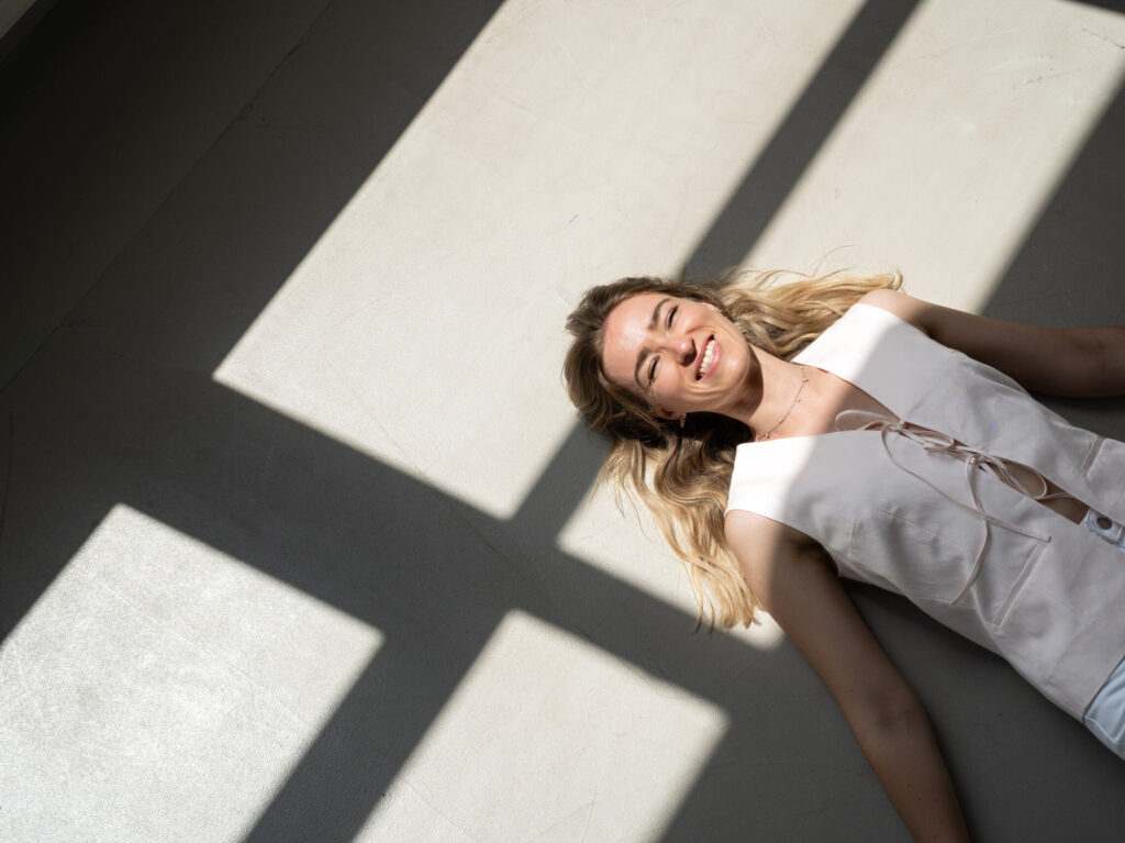 Susanna Niklas auf dem Boden Schattenspiel 05 e1776765134323