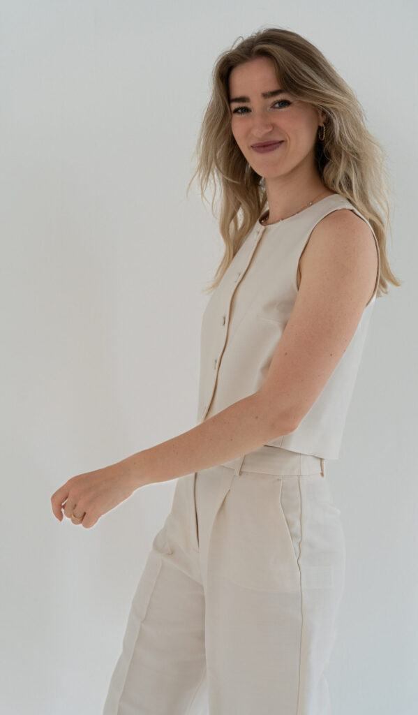 Susanna Niklas vor Wand in Bewegung nah 01 e1777545707336
