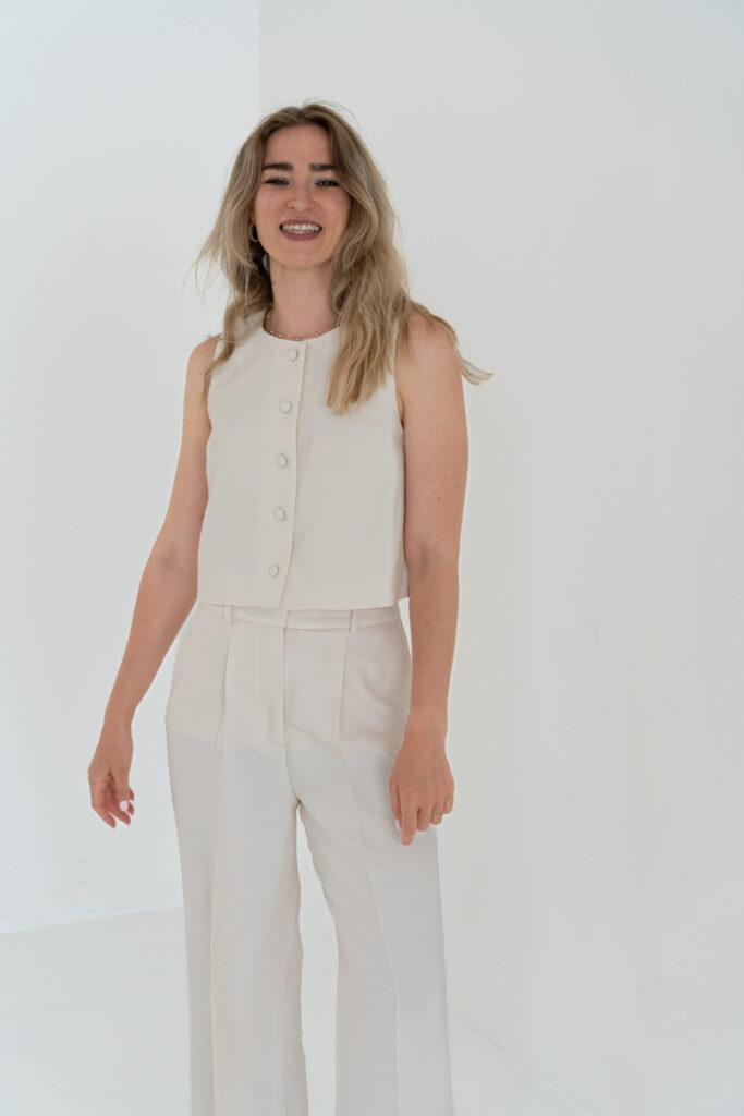 Susanna Niklas vor Wand in Bewegung nah 09